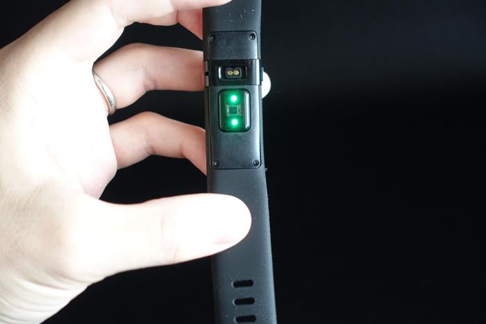 20150426_Fitbit-Charge-HR_4
